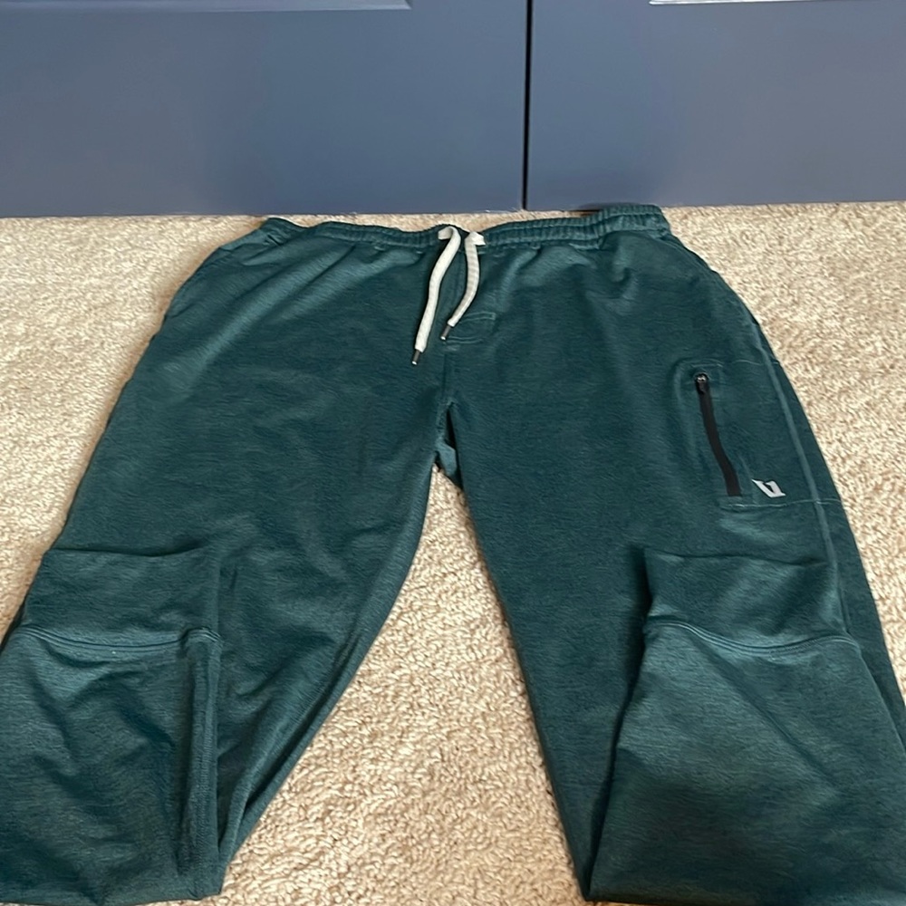 Vuori Sunday Joggers. Size Large. Heather green color.